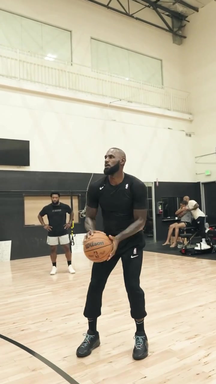 转型投手🏀训练师晒詹姆斯三分接球就投训练 出手流畅连续命中